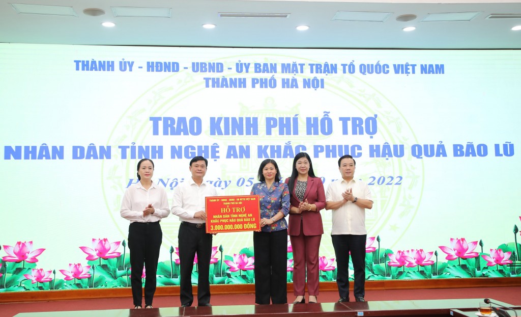 Thành phố Hà Nội trao kinh phí hỗ trợ tỉnh Nghệ An khắc phục hậu quả mưa lũ